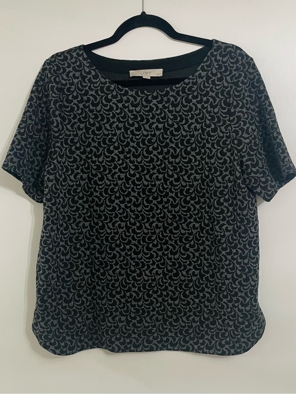 LOFT Black and Gray Short Sleeve Patterned Tee
